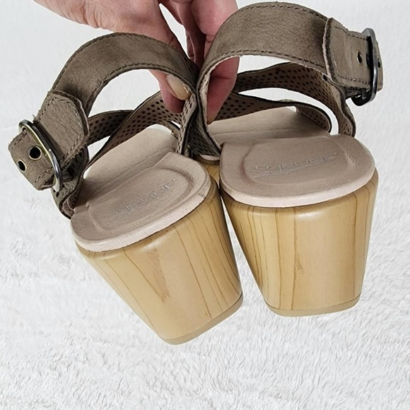 dansko jacinda sandal